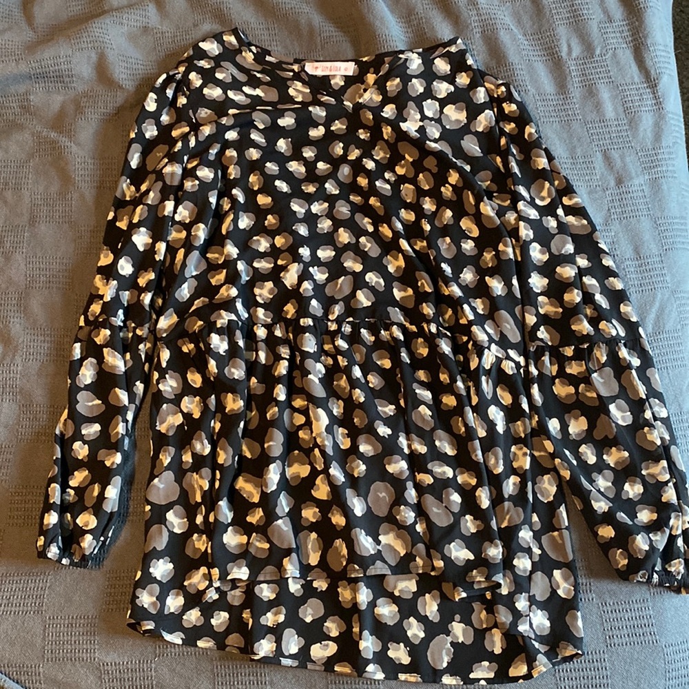 Izzy & Lola size large tunic shirt.